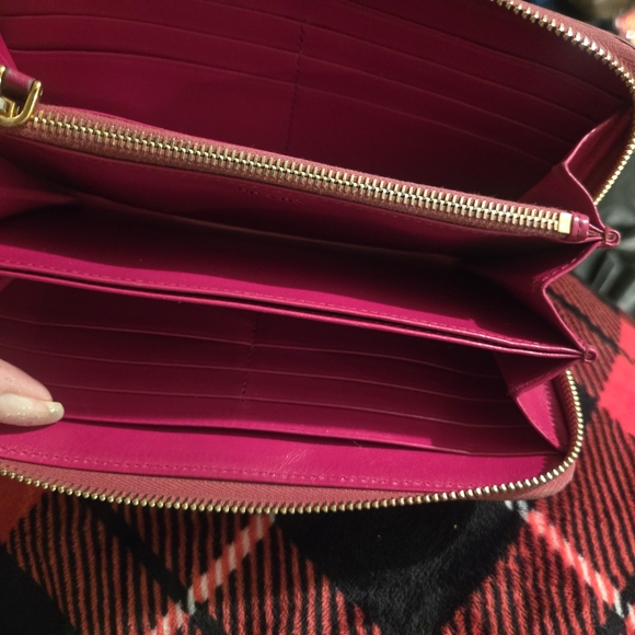 Beautiful Red Prada Wallet - Picture 5 of 7